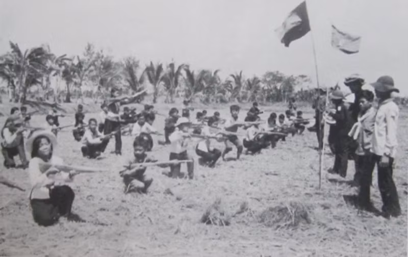 Ông Tư nhớ lại, chú Chín Hải (tức đồng chí Lê Văn Phẩm, nguyên Phó Bí thư Khu ủy Khu 8, nguyên Bí thư Tỉnh ủy tỉnh Mỹ Tho) đi họp về, có nhắc tới việc bắn lựu đạn bằng cái ná thun và đề nghị ông Tư làm thử.