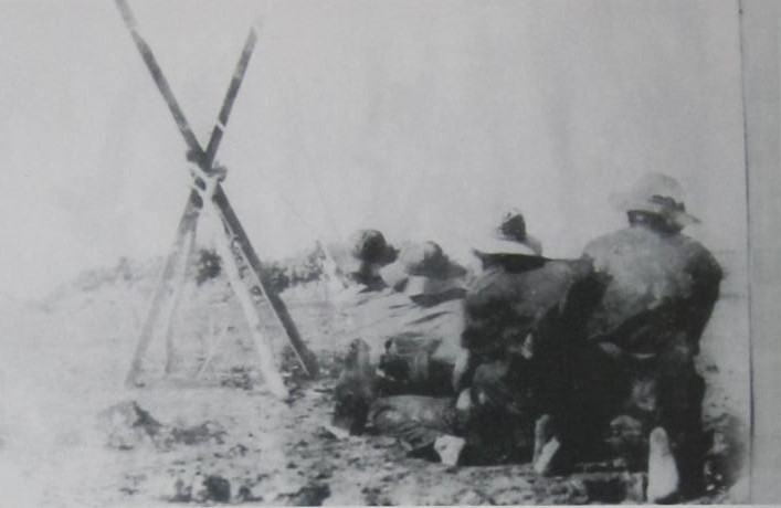 Thân ná là hai thân cây cỡ bắp đùi rời nhau, cơ động dễ dàng, tiện lợi hơn khi sử dụng cây tại chỗ. Năm lần bảy lượt, làm đi làm lại, cuối cùng cái giàn thun bắn lựu đạn cũng hoàn thành.