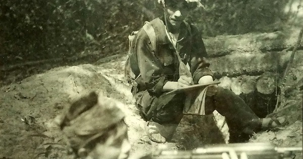 Từ đó, hình ảnh cái giàn thun bắn lựu đạn cứ thoắt ẩn, thoắt hiện trong đầu ông. Đối với ông Tư cái ná thun thì đã quá quen thuộc khi gắn liền với tuổi thơ, nhưng để làm ná thun bắn được lựu đạn thì phải tìm đâu ra những vật liệu chắc chắn để khi sử dụng có thể chịu lực được.