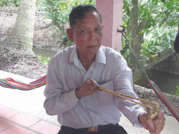 Sự sáng tạo, đỉnh cao của nghệ thuật đánh du kích có lẽ là cái giàn thun bắn lựu đạn, đơn giản và hiệu quả do ông Tư Bốn (tên gọi thân mật của Trung tướng Nguyễn Việt Thành, nguyên Giám đốc Công an Tiền Giang).