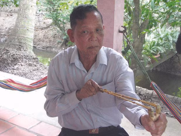 Sự sáng tạo, đỉnh cao của nghệ thuật đánh du kích có lẽ là cái giàn thun bắn lựu đạn, đơn giản và hiệu quả do ông Tư Bốn (tên gọi thân mật của Trung tướng Nguyễn Việt Thành, nguyên Giám đốc Công an Tiền Giang).