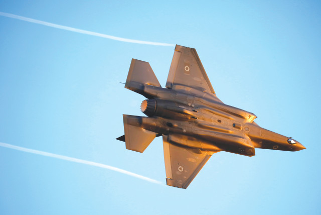 Khả năng tàng hình có thể là điểm mạnh của F-35, vì nó có thể cho phép Phần Lan đối đầu lại lực lượng Không quân Nga hùng mạnh, hiện được cho là sử dụng hệ thống tên lửa đất đối không tầm xa, để giám sát và khống chế không phận Phần Lan.