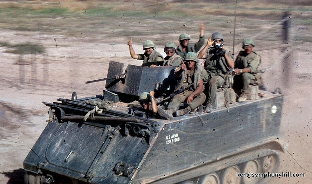 M113 được trang bị lớp giáp tương đối tốt, hỏa lực chính là khẩu súng máy Browning M2HB với cỡ nòng 12,7 mm, được đặt trên một tháp pháo ở nóc xe, tuy nhiên vị trí này khiến người bắn rất dễ bị thương.