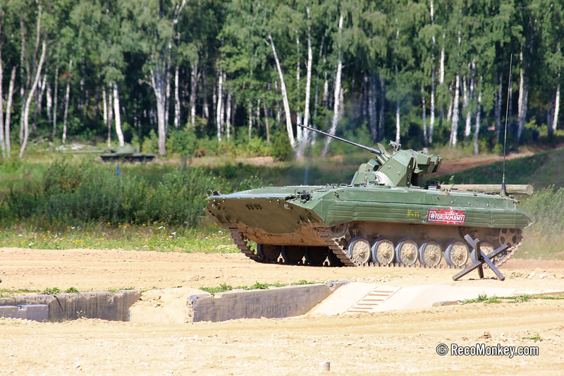 Trên đường băng dài 10 km, BMP-1 giữ tốc độ trung bình 36,8 km/h, còn M113 chỉ 25,7 km/h. Điều này phần lớn được quyết định bởi công suất lớn hơn của động cơ xe BMP-1. Theo thông số cuối cùng, M113 thua kém rất nhiều so với BMP-1.