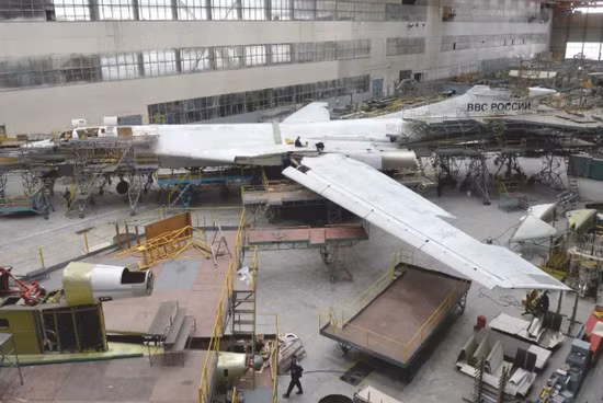 Mọi người đều biết rằng, máy bay Tu-160 do ngành hàng không Liên Xô sản xuất, về cơ bản là kết quả của sự hợp tác sản xuất của Liên minh toàn Liên Xô. Do vậy quá trình khôi phục năng lực sản xuất loại máy bay ném bom chiến lược là không hề dễ dàng.
