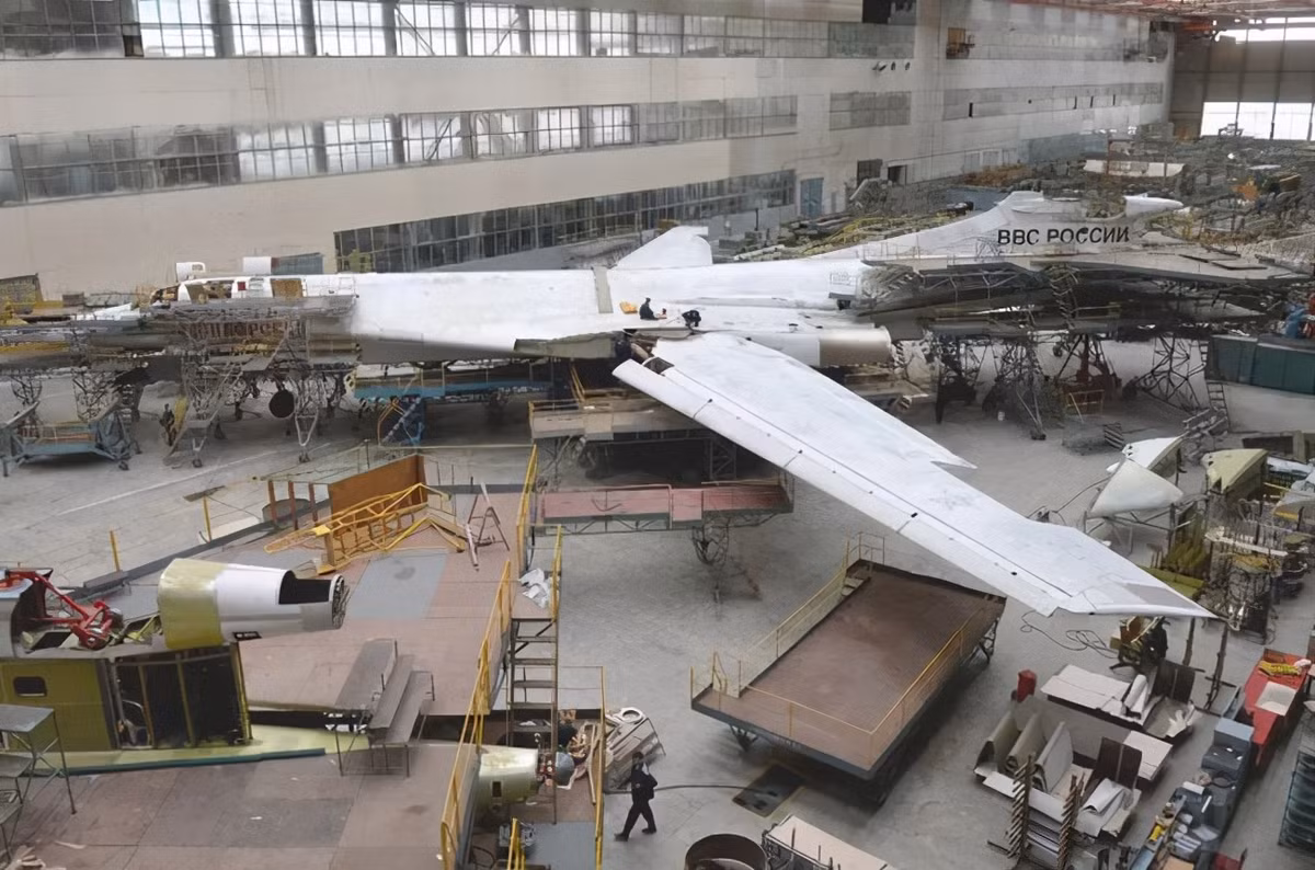 Ví dụ, quá trình phục hồi thiết bị hàn chùm tia điện tử ЭЛУ-24 cực kỳ quan trọng được tiến hành thành công; trong khi một công ty khác chịu trách nhiệm sửa chữa và nâng cấp thiết bị ủ hợp kim titan УВН-45.