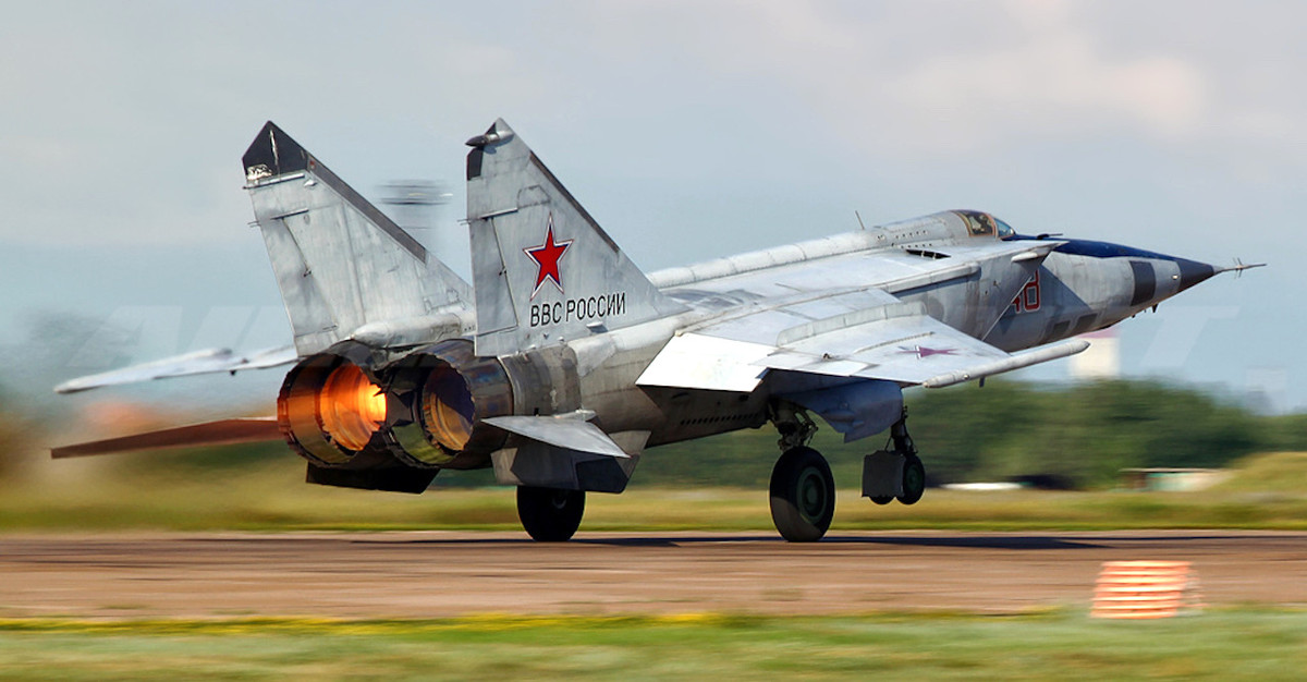 Tốc độ nhanh và được trang bị tên lửa không đối không R-40 cực lớn, Foxbat sẵn sàng bảo vệ biên giới Liên Xô trước mọi mối đe dọa. Khung máy bay của nó cũng thích ứng với nhiều vai trò chiến thuật hơn, các phiên bản trinh sát và tấn công ảnh của MiG-25 được tạo ra cho Không quân Liên Xô (VVS).