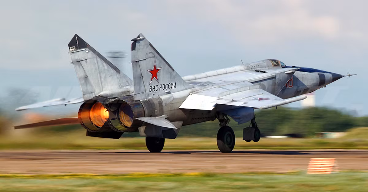 Tốc độ nhanh và được trang bị tên lửa không đối không R-40 cực lớn, Foxbat sẵn sàng bảo vệ biên giới Liên Xô trước mọi mối đe dọa. Khung máy bay của nó cũng thích ứng với nhiều vai trò chiến thuật hơn, các phiên bản trinh sát và tấn công ảnh của MiG-25 được tạo ra cho Không quân Liên Xô (VVS).