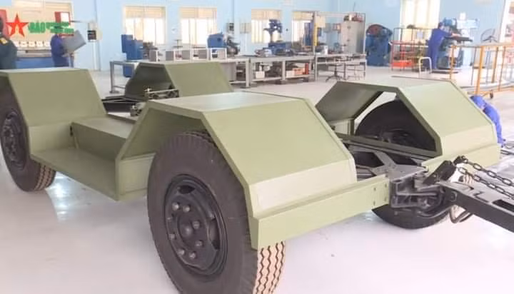 Xe sử dụng khung gầm 4x4 việt dã, nóc xe thiết kế cửa nóc để có thể triển khai các loại hỏa lực tùy theo phiên bản, phần khung gầm được thiết kế rất chắc chắn và khác xa các loại phương tiện dân dụng phổ thông hiện nay. Nguồn ảnh: QĐND.