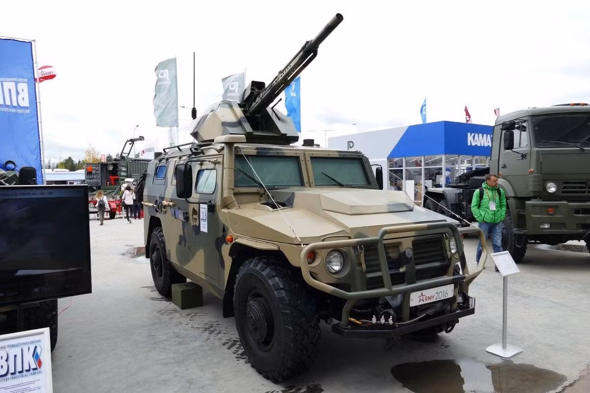 Ngoài ra, khung gầm tốt cũng có thể triển khai các hệ thống vũ khí để hỗ trợ bộ binh chế áp hỏa lực hạn nhẹ của đối phương. Tiêu biểu như trang bị các loại pháo như 30mm, 23mm, 25mm,… giúp biến một chiếc trinh sát bọc thép trở thành một chiếc xe chiến đấu bộ binh cỡ nhỏ. Nguồn ảnh: Pinterest.