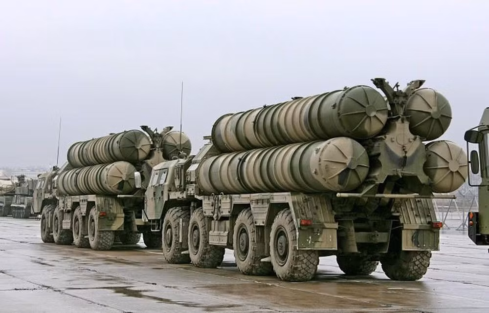 S-500 không phải là sự thay thế trực tiếp cho S-400 mà là một hệ thống bổ sung cho mạng lưới phòng không hiện đại của Nga. S-500 sẽ cùng với các hệ thống phòng thủ tên lửa thế hệ trước như S-400, S-300 và các hệ thống phòng không khác bảo vệ nước Nga trước mọi mối đe dọa từ kẻ thù. Nguồn ảnh: Pinterest.