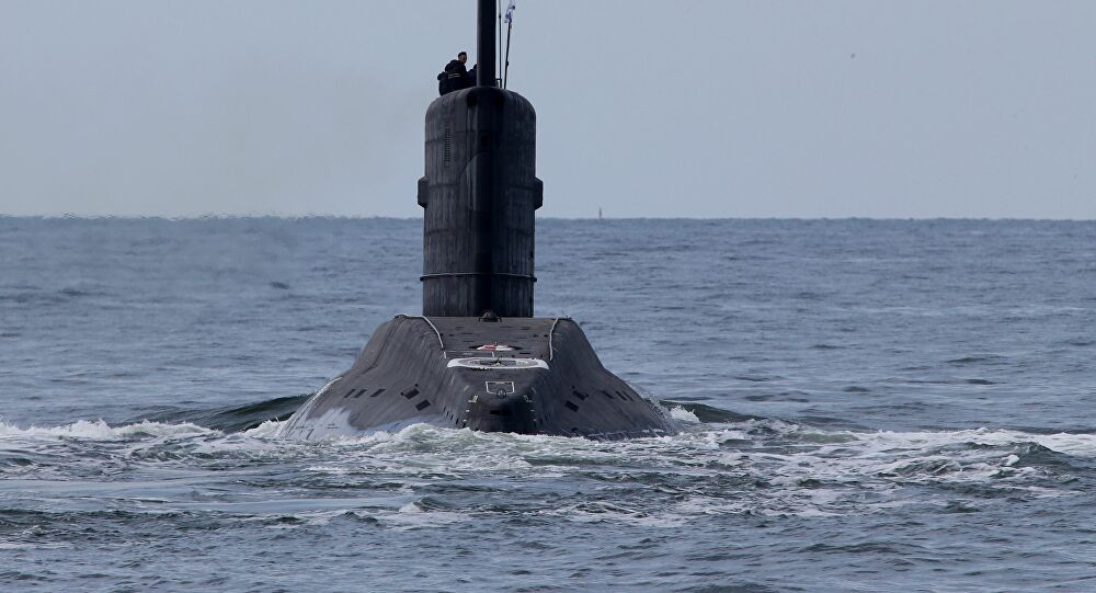 Thứ hai, Nga có thể sử dụng các tàu ngầm diesel-điện lớp Varshavyanka, được trang bị tên lửa hành trình Calibre trên tàu. Nếu các tàu ngầm thường xuyên xuất hiện trước mặt các tàu chiến Mỹ, điều đó chắc chắn sẽ gây ảnh hưởng và khiến các chỉ huy của các tàu khu trục Mỹ căng thẳng.