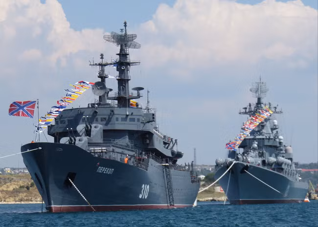 Việc đi lại của tàu dân sự và quân sự qua eo biển Thổ Nhĩ Kỳ được quy định bởi Công ước Montreux và nó tạo cơ sở pháp lý cho các tàu chiến Mỹ thuộc một số lớp tàu chiến nhất định đi vào Biển Đen và lưu lại tối đa 21 ngày.