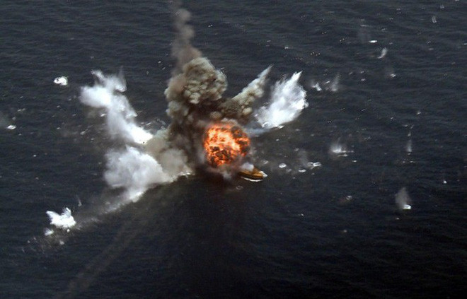 Thay vì chỉ đơn giản là cưa nó thành từng mảnh, con tàu có thể được kéo ra biển Đen trước mặt người Mỹ, đánh chìm nó bằng một cuộc tấn công phối hợp của Lực lượng Hàng không Vũ trụ Nga và Hạm đội Biển Đen. Đây được xem là “một mũi tên trúng hai đích”, là tín hiệu thực sự để răn đe các thế lực thù địch. Nguồn: Pinterest.