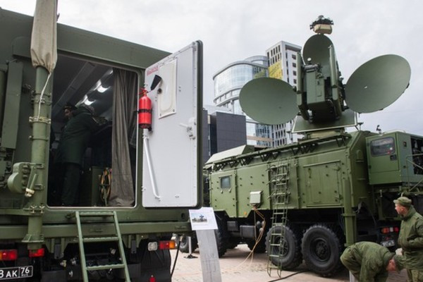 Vài tháng trước, Pyotr Svyatashov đã đề xuất tổ chức các cuộc tấn công bằng tác chiến điện tử nhằm vào các tàu khu trục Mỹ tiến vào Biển Đen. Cựu tư lệnh Hạm đội Biển Đen cho rằng Nga có quyền răn đe và đã đến lúc phải chấm dứt những thách thức của Mỹ bằng các phương thức tác chiến điện tử.