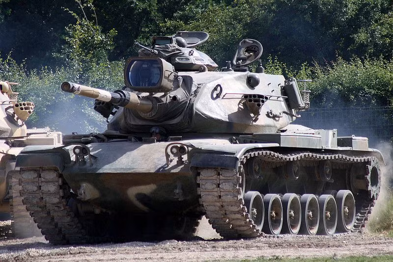 Phiên bản M60 Patton phát triển dựa trên mẫu M48, được đưa vào sử dụng từ năm 1960 và nếu một cuộc chiến tranh tổng lực trên bộ xảy ra giữa Mỹ và Liên Xô, M60 sẽ là loại MBT được sử dụng nhiều nhất, trong các cuộc đấu tay đôi, trước xe tăng của Liên Xô.