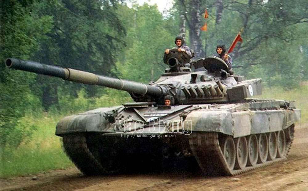 Xe tăng chủ lực T-80 dựa trên thiết kế cũ hơn của T-64, nhưng không giống như T-72, được thiết kế để trở thành một loại xe tăng chiến đấu chủ lực nhẹ hơn và rẻ hơn T-64; tuy nhiên T-80 có thiết kế nặng hơn và đắt hơn, với trọng lượng khoảng 45 tấn (tùy thuộc vào biến thể).