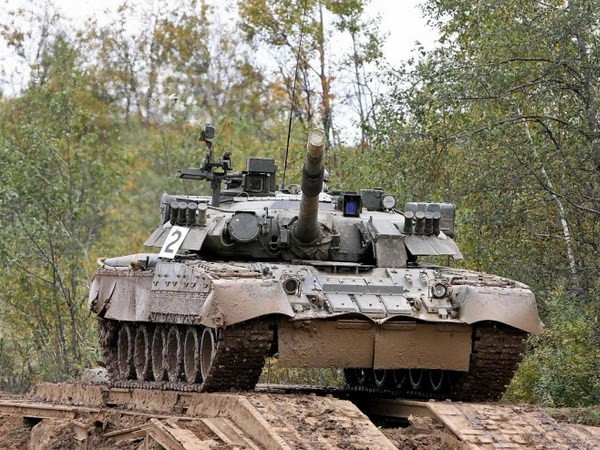 Phiên bản xe tăng T-80 giống như T-64, chỉ được chế tạo dành riêng cho quân đội Liên Xô và không bao giờ được cung cấp để xuất khẩu cho đến khi Liên Xô sụp đổ. Khác xa với phiên bản xe tăng chủ lực T-72, được xuất khẩu rộng rãi trên toàn thế giới.