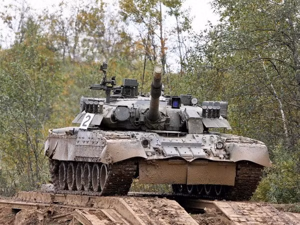 Phiên bản xe tăng T-80 giống như T-64, chỉ được chế tạo dành riêng cho quân đội Liên Xô và không bao giờ được cung cấp để xuất khẩu cho đến khi Liên Xô sụp đổ. Khác xa với phiên bản xe tăng chủ lực T-72, được xuất khẩu rộng rãi trên toàn thế giới.