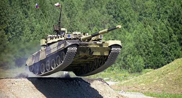 Với khả năng phù hợp độc đáo của T-80 đối với khí hậu khắc nghiệt, có nghĩa là nó có khả năng vẫn còn trong biên chế của Nga ít nhất là đến cuối những năm 2040 và sẽ tiếp tục tích hợp các nâng cấp hơn nữa cho lớp giáp, cảm biến và vũ khí. Như vậy T-80 vẫn là loại xe tăng đáng gờm trên chiến trường châu Âu trong nhiều năm nữa. Nguồn ảnh: Flickr.