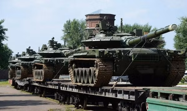 Trải qua hơn bốn thập kỷ phục vụ trong Quân đội Liên Xô và sau nay là Nga, các tính năng của T-80 cũng phải được nâng cấp để có thể đáp ứng được yêu cầu của chiến tranh hiện đại. Biến thể nâng cấp mới nhất của T-80 là xe tăng chủ lực T-80BVM, được coi là phiên bản có khả năng chiến đấu cao nhất.