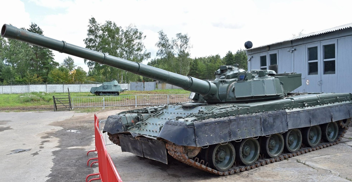 Những ý định nâng cấp đối với xe tăng T-80 đã bị ảnh hưởng đáng kể bởi sự sụp đổ của Liên Xô; đầu tiên các nhà thiết kế xe tăng Liên Xô có một chương trình đặc biệt tham vọng, nhằm tận dụng trọng lượng nặng của xe tăng và trang bị cho nó một khẩu pháo 152mm, giúp nâng cao đáng kể hỏa lực, nhưng đã bị hủy bỏ.