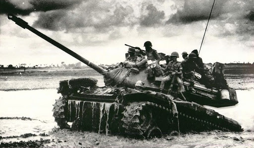 Không đạt mục tiêu, 23 giờ 30 ngày 27/01, lợi dụng đêm tối, sóng to gió lớn, lợi dụng sự mệt mỏi của bộ đội ta tại trận địa phòng ngự phía trước, lực lượng xung kích Tango đã bí mật men theo mép nước, vòng qua tuyến phòng ngự của ta tiến về phía Bắc.