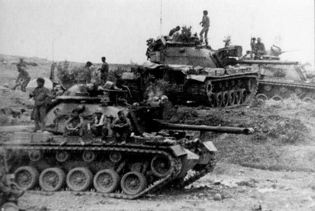 Để hỗ trợ lực lượng này còn có các lữ đoàn TQLC 147 và 258 tiến đánh trên các hướng thứ yếu, 3 tiểu đoàn pháo binh TQLC, 2 tiểu đoàn bảo an, 4 tàu đổ bộ LCU, cùng hỏa lực phi pháo và hải pháo chi viện của hạm đội 7 cùng Không quân Mỹ.