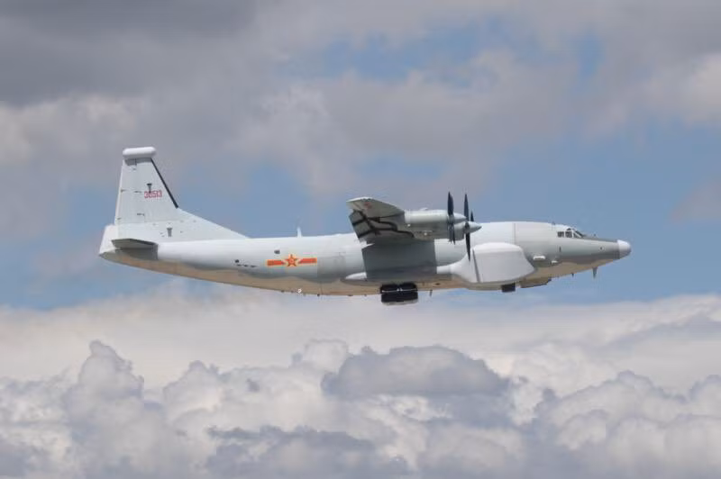 Trung Quốc cũng sở hữu một phi đội máy bay cỡ lớn có khả năng hỗ trợ gây nhiễu từ xa, gồm 24 vận tải cơ Y-8GX và Y-9GX và máy bay tác chiến điện tử HD-6 dựa trên oanh tạc cơ H-6.