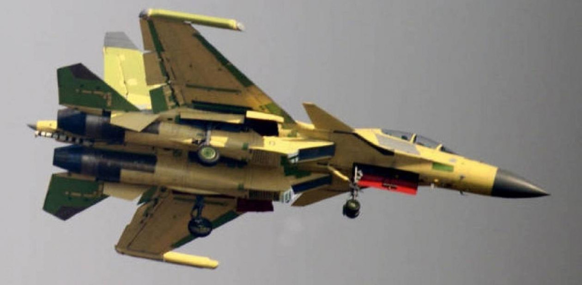 Đó là mẫu J-16D, biến thể của tiêm kích hai chỗ ngồi J-16. Chuyên gia quân sự Sebastien Roblin của tạp chí National Interest cho rằng J-16 là bản sao chép tiêm kích Su-30MKK nhập khẩu từ Nga, có uy lực tương đương với tiêm kích F-15E Mỹ.