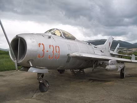 Cả J-5 và J-6 đều đã lạc hậu từ rất lâu, hoàn toàn không thể đáp ứng được yêu cầu của chiến tranh hiện đại. Và nếu tham gia chiến đấu, những máy bay này sẽ dễ dàng trở thành mục tiêu bắn tập cho đối phương.