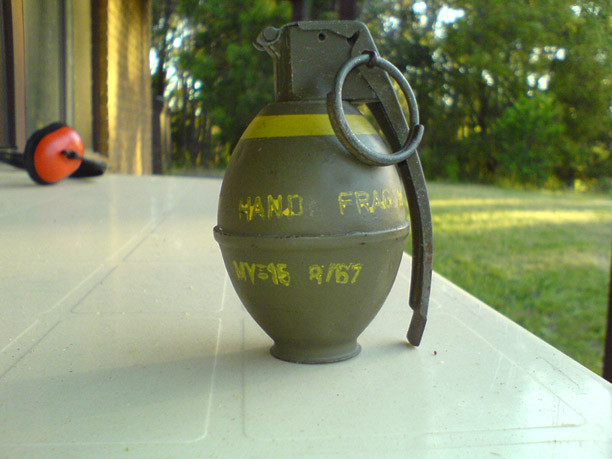 Thứ hai là lựu đạn M-26, là lựu đạn mảnh tiêu chuẩn của quân đội Mỹ được phát triển từ năm 1952 và được dùng rộng rãi từ chiến tranh Triều Tiên cho tới chiến trường Việt Nam. Bên ngoài có dạng trái chanh, da láng bóng không khắc rãnh nên còn được gọi là “lựu đạn da láng” hay “lựu đạn trái chanh”. 