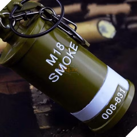 Ban đầu, phiên bản lựu đạn khói đầu tiên là lựu đạn khói M-16 với các màu đỏ, cam, vàng, lá, dương, tím, đen. Tuy nhiên, nhược điểm là thời gian tạo khói ngắn và được thay thế bằng lựu đạn khói M-18. Lựu đạn M-18 giới hạn chỉ còn 4 màu tiêu chuẩn đỏ, vàng, lá, tím. 