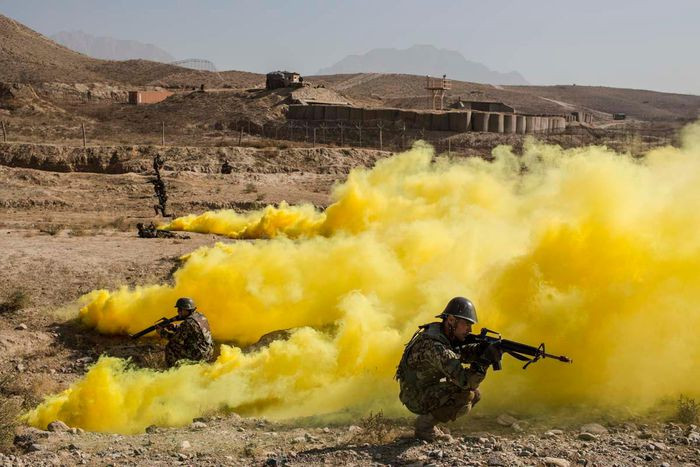 Trọng lượng 539 gram, chiều dài 146mm, đường kính 63 mm, có các màu khói đỏ, vàng, lá, tím. Trọng lượng thuốc tạo khói 329 gram, thời gian tạo khói 50-90 giây. Tầm ném khoảng 35 m với người bình thường. Cơ chế kích nổ kíp hẹn giờ M201A1. 