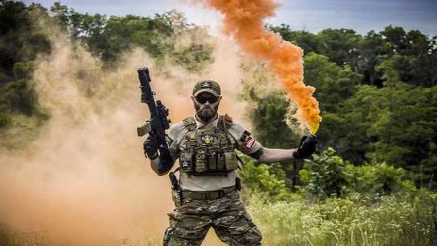 Lựu đạn được chế tạo theo dạng hình trụ tròn. Phía trên có sơn màu mà sẽ tạo khói. Lúc đầu, lựu đạn có màu sơn xám nhạt, về sau là màu vàng chanh. Cấu tạo trên đầu có 4 lỗ thoát khói, dưới đáy có 1 lỗ thoát khói. 