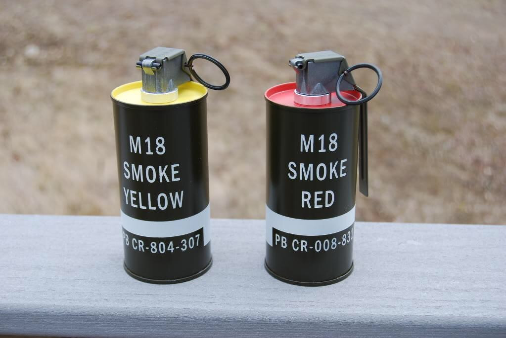 Cuối cùng là lựu đạn khói M-18, được phát triển từ năm 1942 và được dùng để tạo khói che dấu mục tiêu hoặc đánh dấu mục tiêu, làm dấu hiệu cho các đơn vị khác như máy bay, trực thăng phát hiện từ xa.