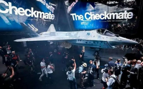 Đánh giá một cách tổng thể, Checkmate là một mẫu máy bay chiến đấu tàng hình hạng nhẹ, lần đầu tiên xuất hiện tại Nga. Và lần ra mắt lần này, Rostec dường như rất tự tin, khi họ đang giới thiệu cho khách hàng về một mẫu tiêm kích mới, với giá mua cũng như sử dụng thấp, kèm theo những hỗ trợ về hậu cần chuyên nghiệp. Nguồn ảnh: Avia.