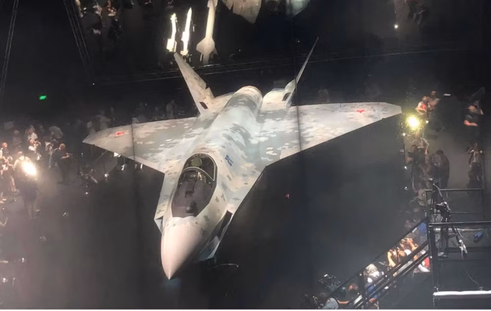 Tổng giám đốc tập đoàn nhà nước Rostec, Sergei Chemezov, nói với RIA Novosti rằng, Checkmate sẽ có thể mang tới 5 tên lửa không đối không và các loại đạn khác trong khoang bên trong thân máy bay.