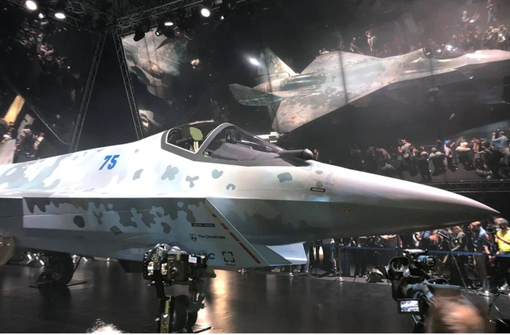 Cũng theo ông Slyusar, máy bay Checkmate sẽ có các phiên bản 1, 2 chỗ ngồi và cả phiên bản không người lái. Còn theo Sergei Chemezov, người đứng đầu tập đoàn nhà nước Rostec cho biết, Checkmate của Nga dự kiến có giá chỉ từ 25-30 triệu USD. Một cái giá rất rẻ, đủ trang bị với số lượng lớn.