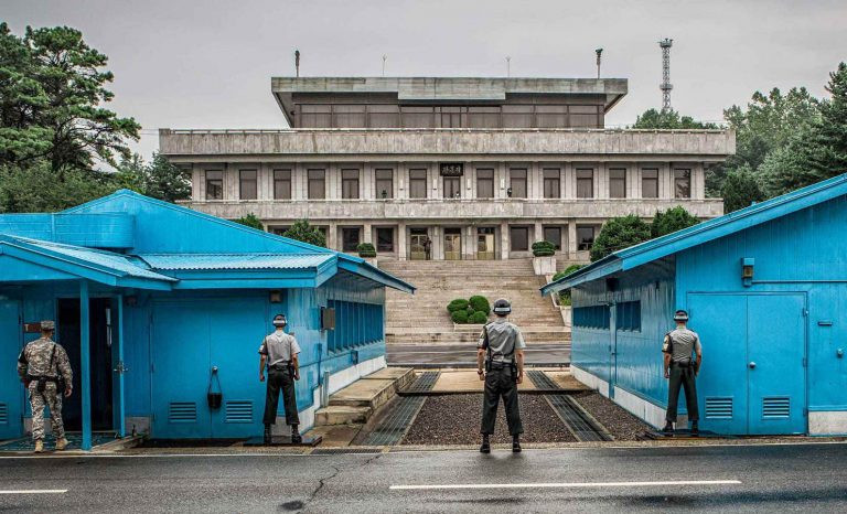 Vào đầu năm 1953 khi Dwight D. Eisenhower lên làm tổng thống đã chấm dứt chiến tranh. Sau hai năm thương lượng vào ngày 27/7/1953 ký hiệp định đình chiến tại Panmunjom, vĩ tuyến 38 và một khu vực phi quân sự được lập ra, tồn tại đến ngày nay. Nguồn ảnh: Warhistory.