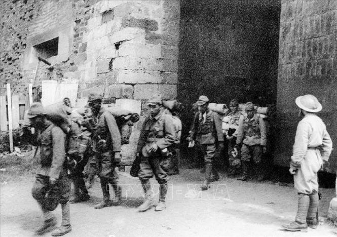 Vào cuối năm 1945 Triều Tiên thoát khỏi sự kiểm soát của người Nhật. Miền Bắc Triều Tiên do Liên Xô hậu thuẫn còn Miền Nam do quân Mỹ chiếm đóng.