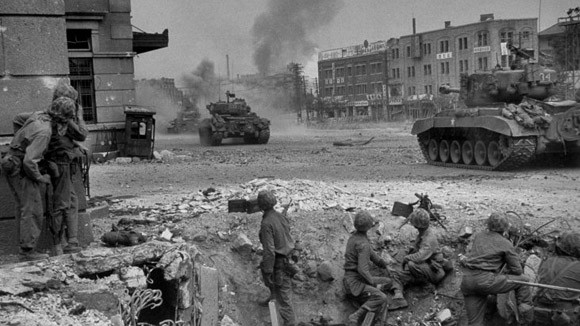 Đến tháng 9/1950, quân đoàn lính thủy đánh bộ mở một cuộc tiến công tại Incheon, quân đội Triều Tiên bị đẩy lui và rút về vĩ tuyến 38, quân Hàn Quốc giành lại Seoul vào cuối tháng 9/1950.