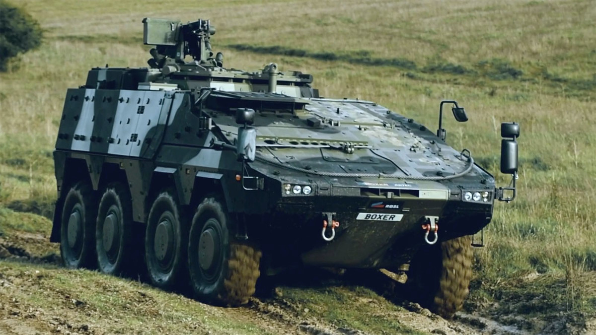 Chiếc xe thiết giáp bánh lốp nặng tới 40 tấn này, là một điểm nhấn của quân đội Anh. Nếu không vì sự chậm trễ quan liêu, Boxer đã có thể phục vụ từ mười năm trước. Nhưng theo đánh giá của Ủy ban quốc phòng Hạ viện Anh, giả sử Boxer có được đưa vào sử dụng, cũng không thể cứu được lực lượng thiết giáp của Anh.