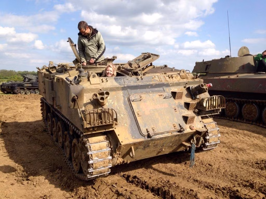 Hiện tại, quân đội Anh chưa có kế hoạch thay thế 500 xe bọc thép bánh xích FV432 đã nhập biên từ những năm 1960, nhưng theo đồn đoán, những xe bọc thép bánh lốp Boxer mới, sẽ thay thế các phương tiện chiến đấu FV432 này.