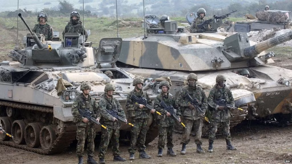 Từ đầu thập niên 1990, khi Liên Xô tan rã, Quân đội Anh không còn phải chịu sức ép từ lực lượng thiết giáp của Liên Xô và Khối Warszawa, do vậy họ đã mất đi mối đe dọa đầy thách thức. Từ đó, kế hoạch phát triển và trang bị xe tăng, thiết giáp mới của Quân đội Anh bị xem nhẹ.