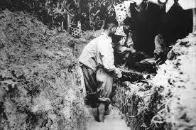 Tổ anh nuôi của Hoàng Cầm và nhiều đơn vị khác phòng tránh bằng cách chuyển sang nấu ăn ban đêm, khi máy bay địch tới thì dập lửa, dội nước, nhưng nhiều khi vẫn không tránh kịp tai họa. Đang đun, dập lửa, cơm thường bị khê, sống. Nấu ăn ban đêm, ban ngày cơm nguội lạnh, bộ đội ăn không đảm bảo sức khoẻ.