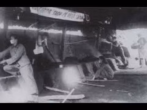 Làm xong anh đặt nồi lên từng cái bếp, chất củi đun thử. Kết quả tạm được, nhưng lửa vẫn lộ, khói vẫn phảng phất bay lên. Không nản chí Hoàng cầm lại hì hục đào hàng chục cái bếp khác nữa.