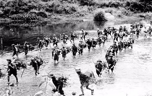 Khi đơn vị tham gia chiến dịch Hoàng Hoa Thám và chiến dịch Hòa Bình vào năm 1952, chiến sĩ Hoàng Cầm được tận mắt chứng kiến cảnh đồng đội bị thương vong nhiều, sức khỏe giảm sút do máy bay địch oanh kích và điều kiện ăn uống không đảm bảo.