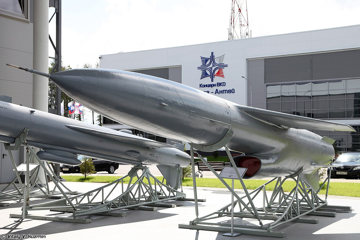 Tên lửa P-5 có chiều dài 11,75 mét, đường kính đạn 0,98 mét, sải cánh 5,0 mét, trọng lượng 5.400 kg, tốc độ hành trình Mach 0,9, độ cao hành trình khoảng 300 mét, tầm bắn tối đa 750 km; khi tiếp cận mục tiêu ở khoảng cách 80-100 km, nó sẽ tự động hạ xuống độ cao khoảng 100 mét và tăng tốc lên Mach 1,4.