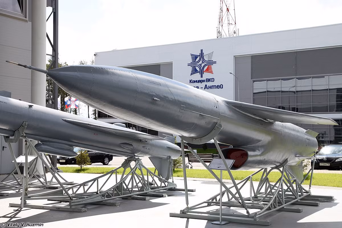 Tên lửa P-5 có chiều dài 11,75 mét, đường kính đạn 0,98 mét, sải cánh 5,0 mét, trọng lượng 5.400 kg, tốc độ hành trình Mach 0,9, độ cao hành trình khoảng 300 mét, tầm bắn tối đa 750 km; khi tiếp cận mục tiêu ở khoảng cách 80-100 km, nó sẽ tự động hạ xuống độ cao khoảng 100 mét và tăng tốc lên Mach 1,4.